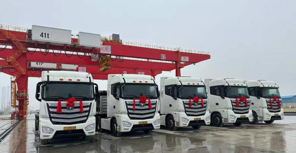 FOTON Delivers AUMAN R Tractor Trucks