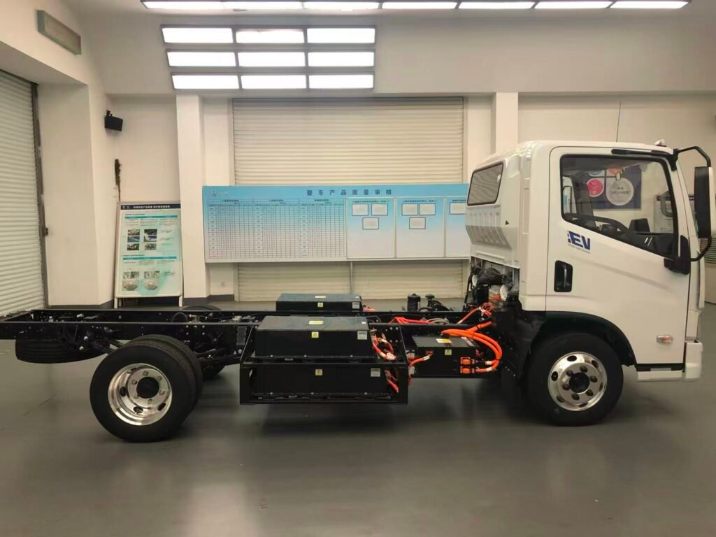Yuejin Maxus EH300 Electric Light Truck (6)