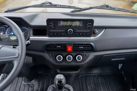 Yuejin Light Truck S80 details (11)