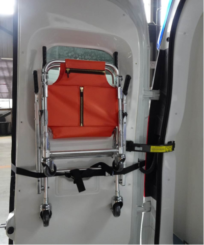 Iveco Emergency Ambulance Trcuk details (8)